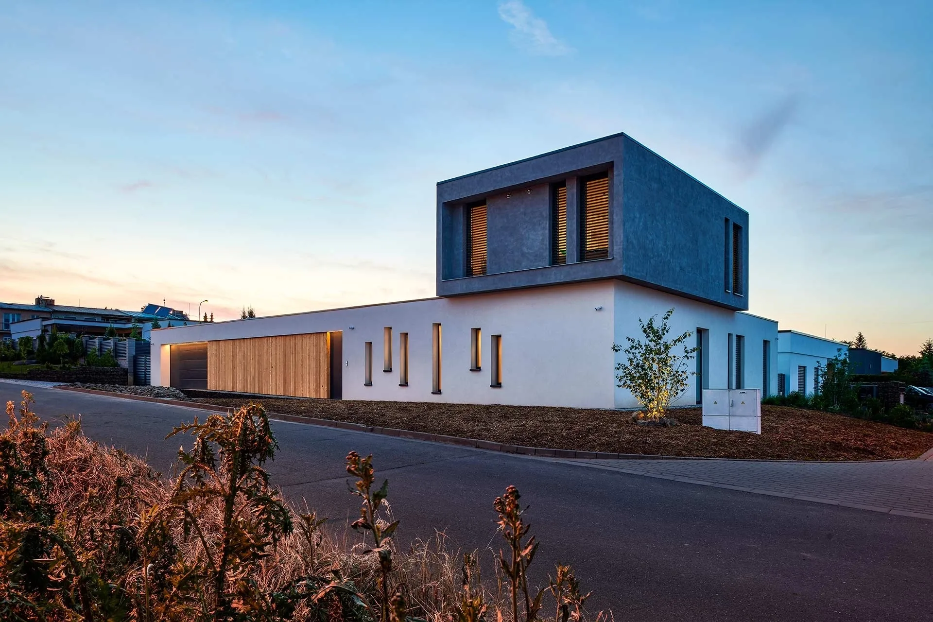 moderný dom s antracitovými screenovými roletami NEVA